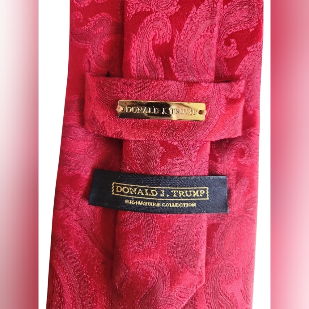 Donald J Trump Signature Collection Mens Red Paisley 100% Silk Necktie Handmade